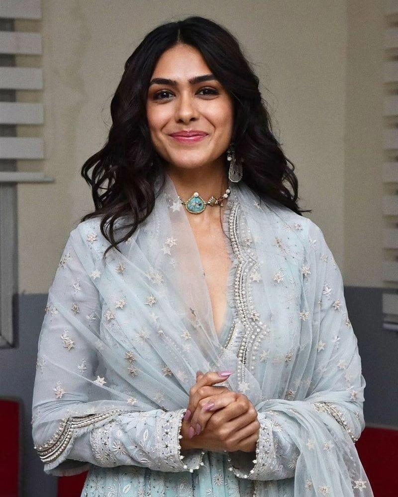 mrunal-thakur-cute-expression